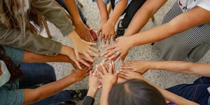 Des collègues qui se soutiennent mutuellement, illustrant la résilience au travail face aux défis professionnels.