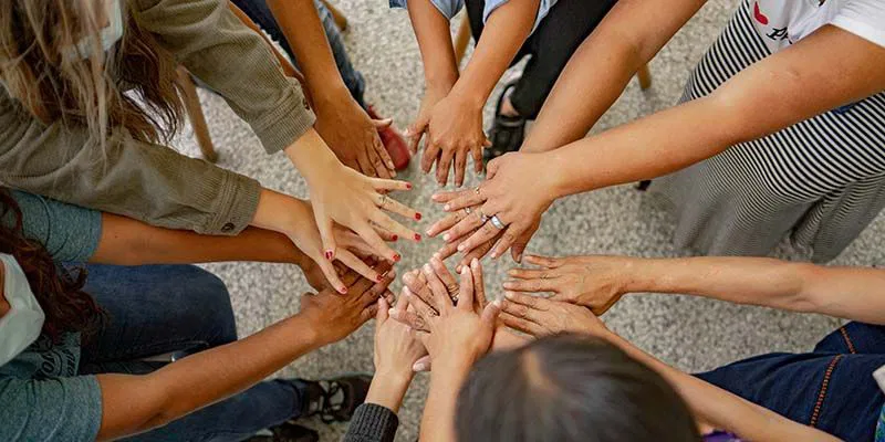 Des collègues qui se soutiennent mutuellement, illustrant la résilience au travail face aux défis professionnels.