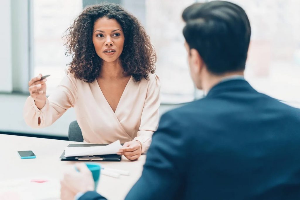 Formation gestion des incivilités : un professionnel apprend à gérer une situation tendue avec calme et respect.