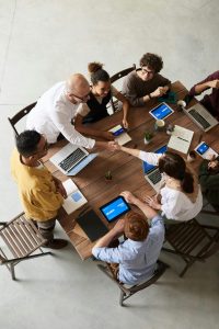 Équipe en réunion illustrant la culture du feedback en entreprise