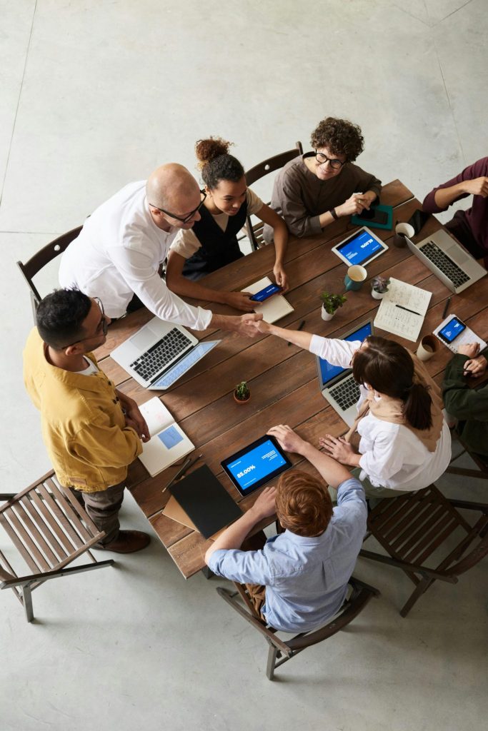 Équipe en réunion illustrant la culture du feedback en entreprise