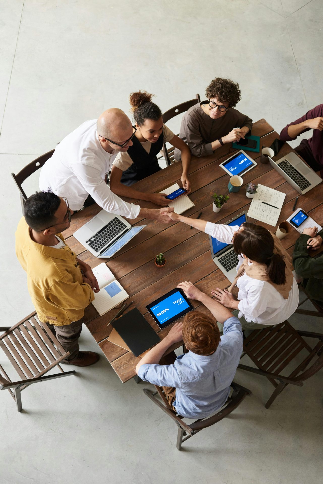 Équipe en réunion illustrant la culture du feedback en entreprise